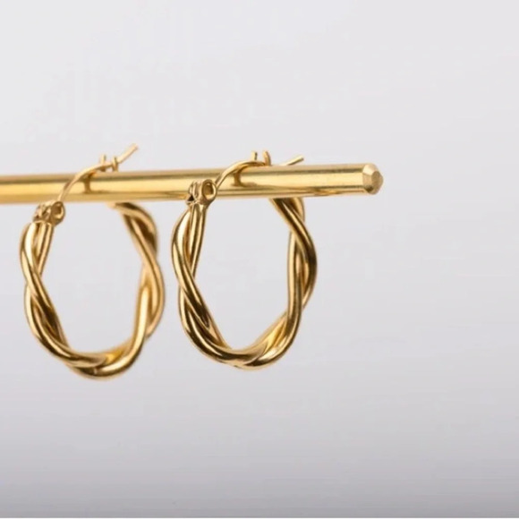 Twisted golden hoop earrings - Picture 3 of 4